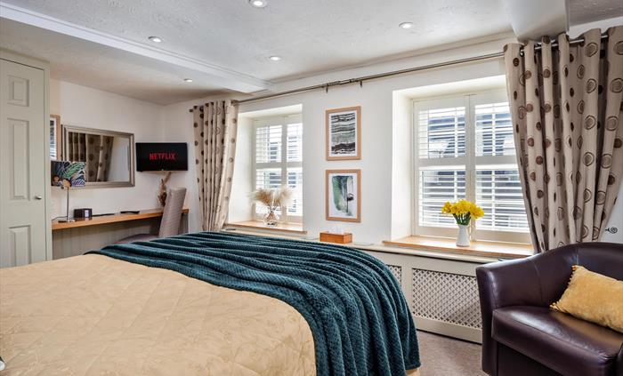 Classic best Deluxe King room number 4 "Dwynwen" is on the first floor and has a UK king size bed (150cm wide & 200cm long) ensuite w bath & over bath